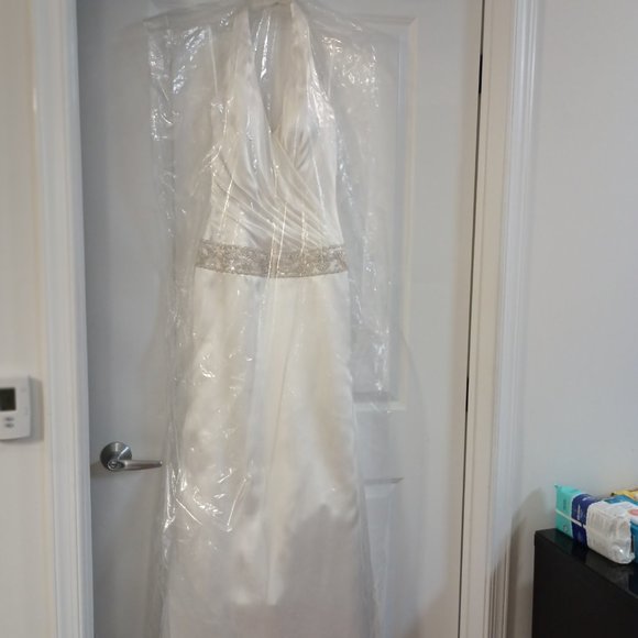 Gorgeous beautiful shape used Galina Signature Wedding gown Ivory, halter Size 6 - Picture 7 of 11